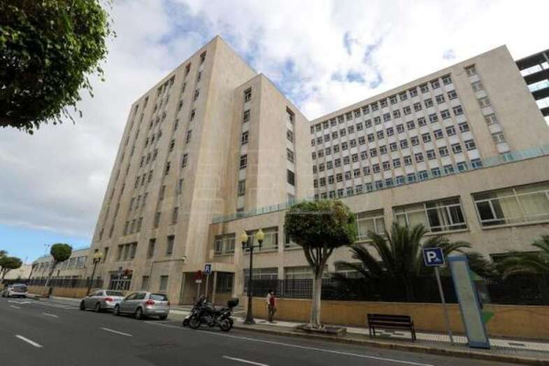 Fachada del Centro Sociosanitario Nuestra Señora de El Pino, en Las Palmas de Gran Canaria. EFE / Elvira Urquijo A.